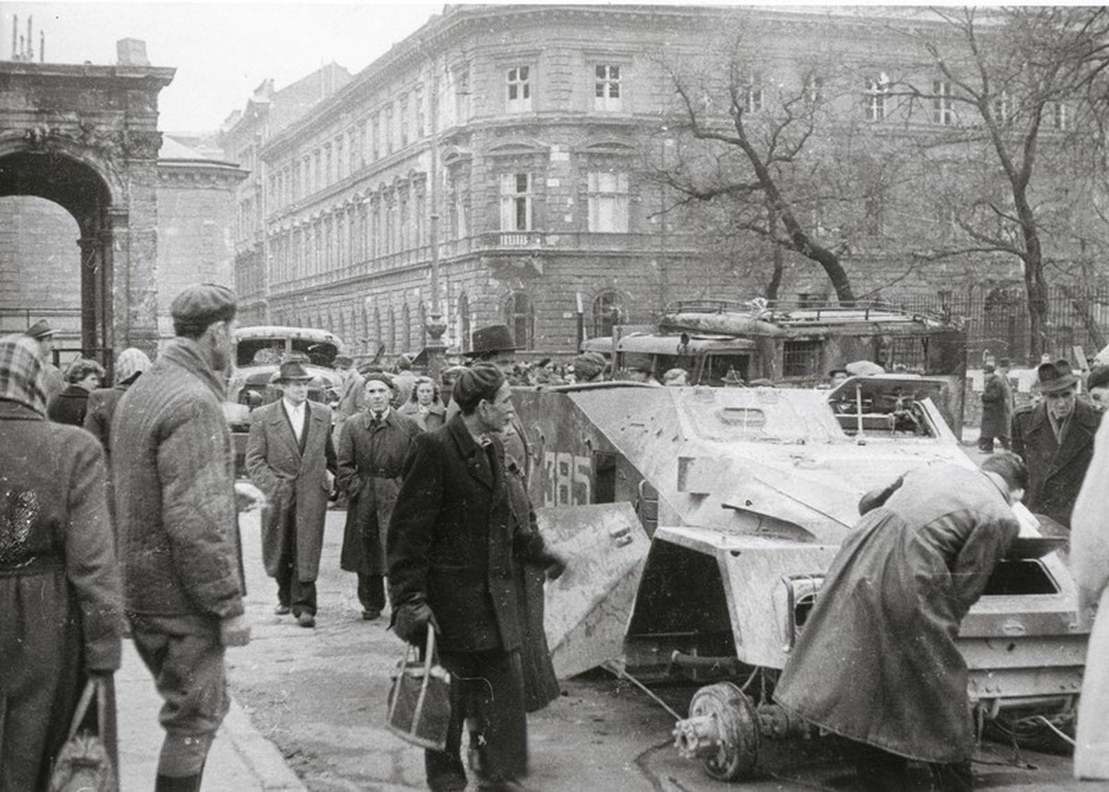 Kiégett BTR-40 típusú orosz felderítő páncélozott autó a Pollack Mihály téren. 1956. november 3. Fábri György felvétele 