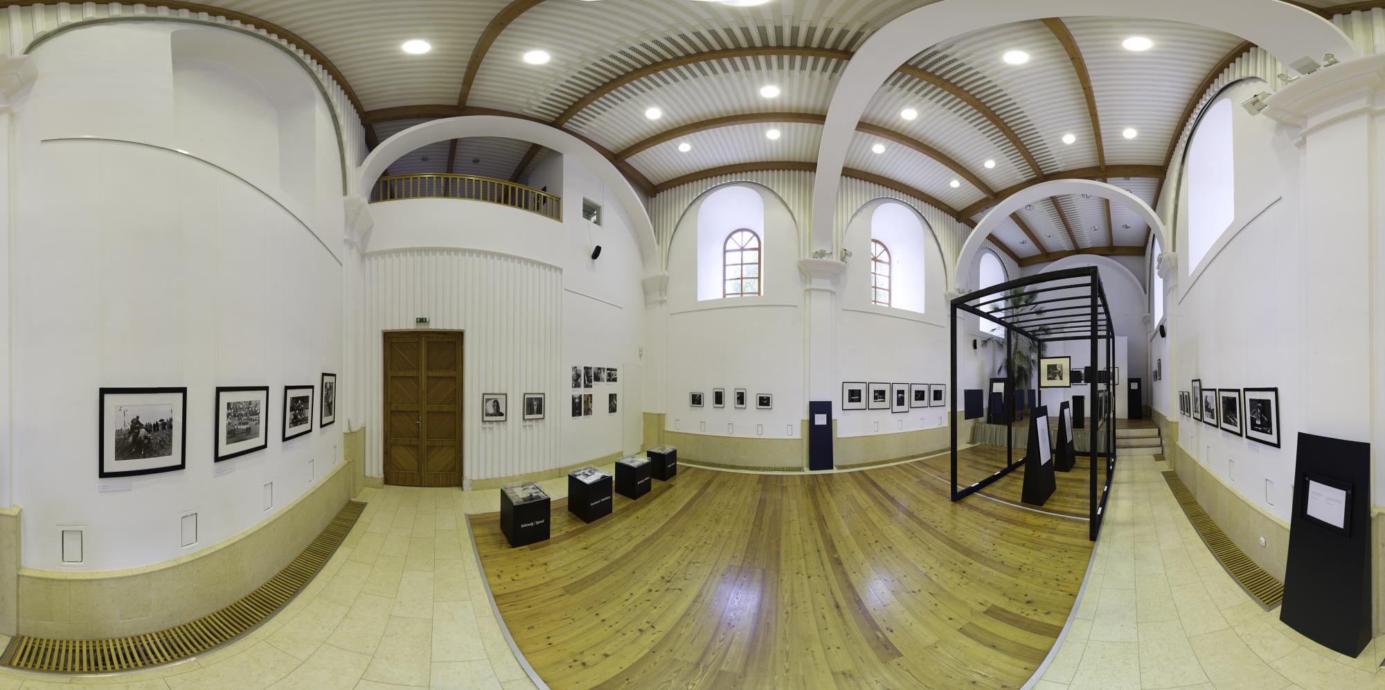 Nyitott tér.  A Múzsák temploma