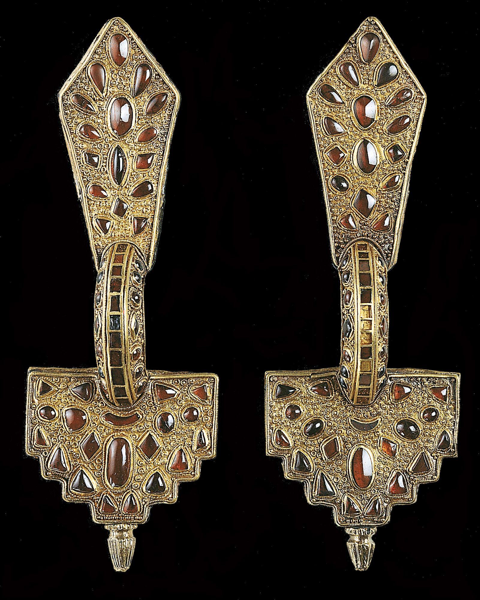 ARANYLEMEZZEL BEVONT EZÜSTFIBULA, GRÁNÁTKÖVEKKEL