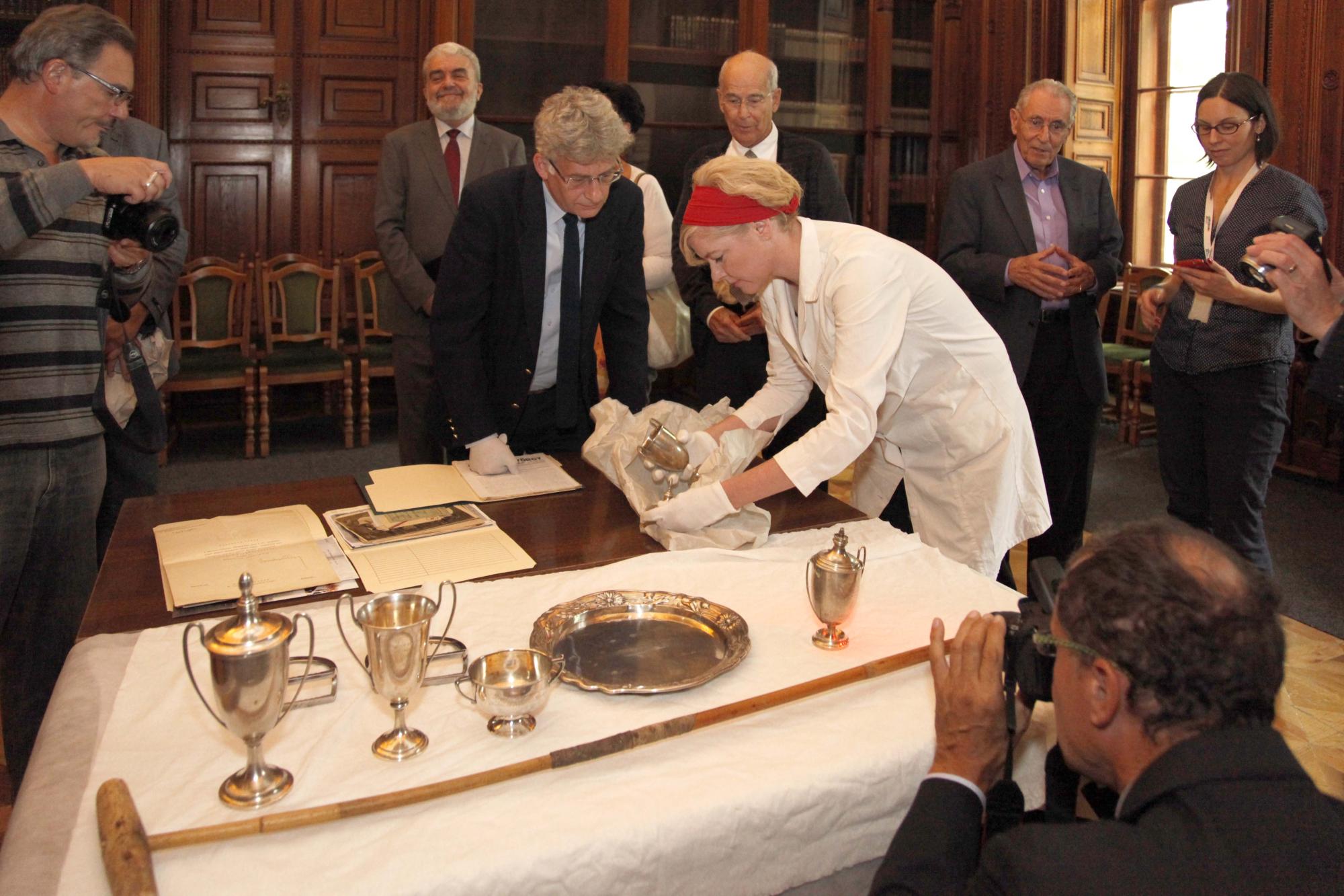 Az olimpiai ezüst dísztál mellett öt kupa, egy pólóütő, Kovács Dezső kengyele, fotók, nyomtatványok kerültek vissza Magyarországra. Fotó: Kardos Judit