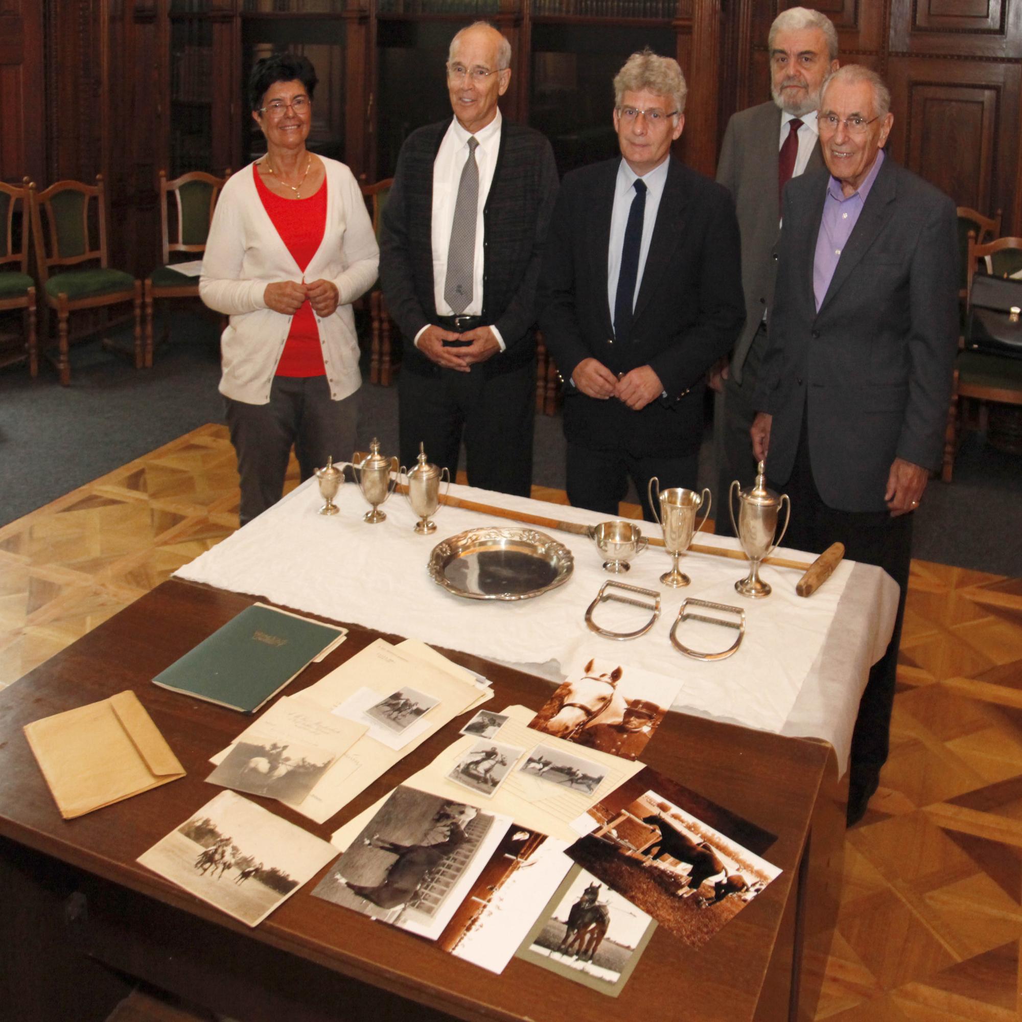 Az olimpiai ezüst dísztál mellett öt kupa, egy pólóütő, Kovács Dezső kengyele, fotók, nyomtatványok kerültek vissza Magyarországra. 