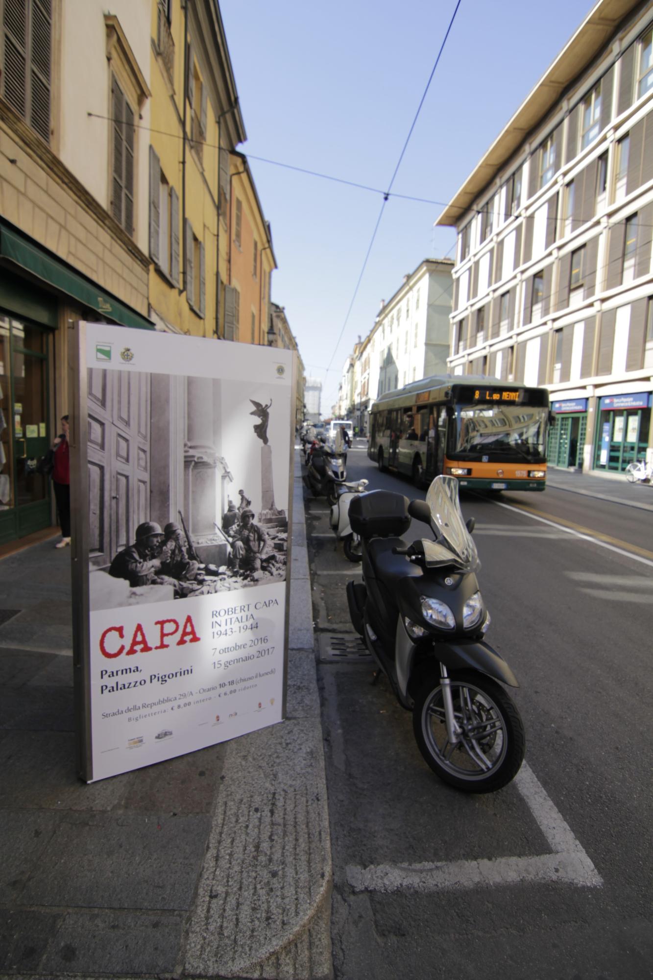 Robert Capa Pármában              Fotó: Ormos József