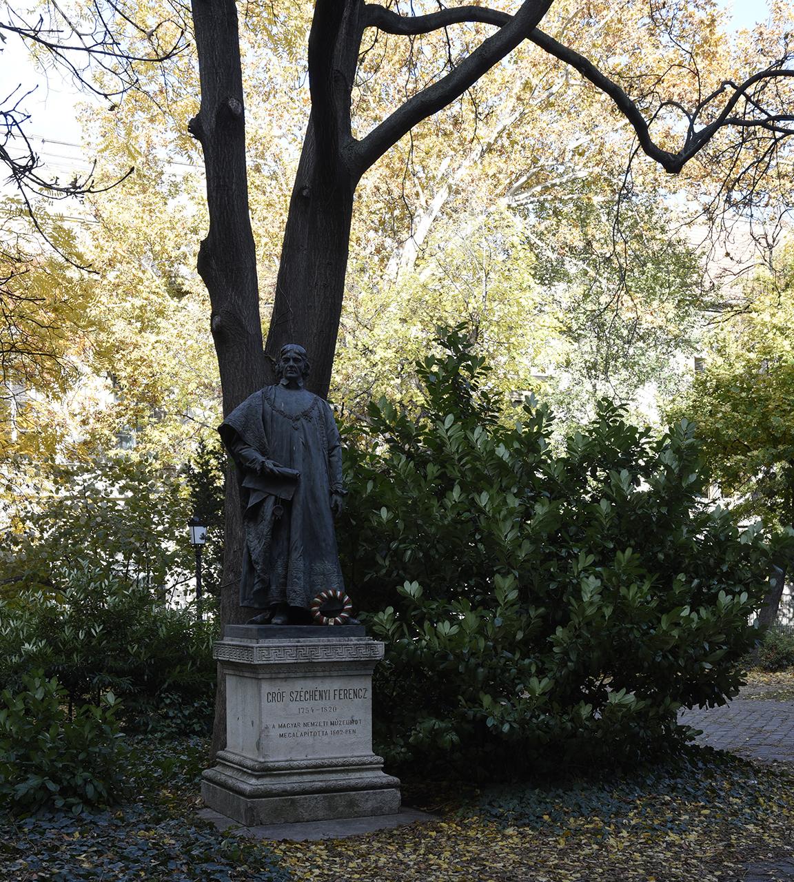 Széchényi Ferenc szobra a Múzeumkertben