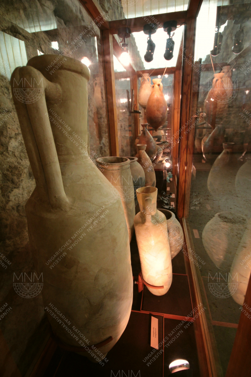 Amphora-k különböző méretben kerültek elő az ásatások során.