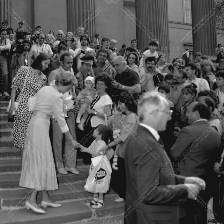 Diana walesi hercegné a Nemzeti Múzeum lépcsőjén a köszöntésükre megjelentek közül egy kisgyerekkel fog kezet