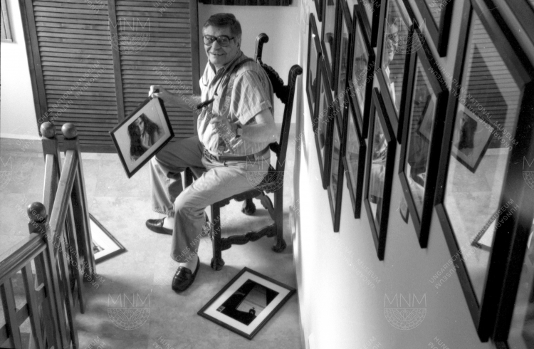 Hemző Károly (1928-2012) „Orvosi eset. Otthonában kollégák képei veszik körül. Sürgősen kivizsgálandó! Van olyan fényképész, akinek nemcsak a saját képe tetszik? Rémes!”
