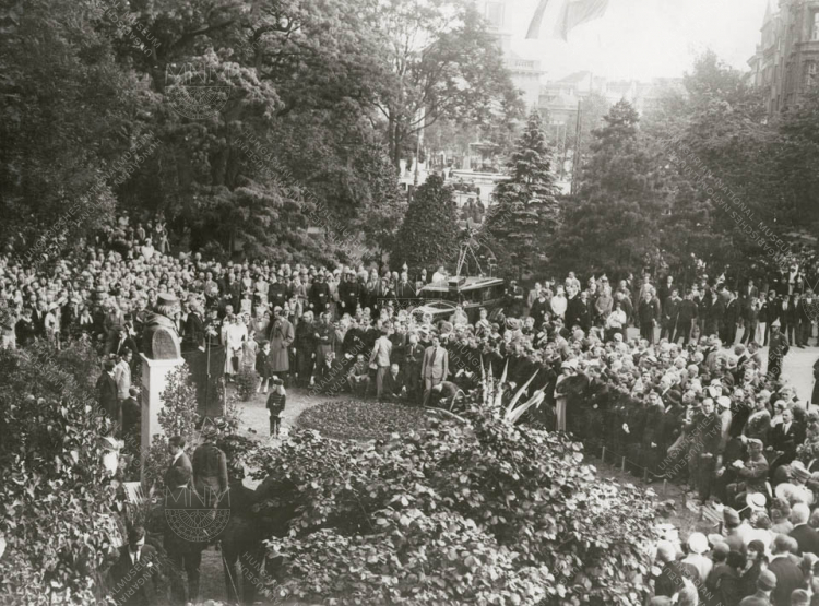 A Múzeumkert délnyugati oldala a Garibaldi-szobor avatásakor, 1932. június