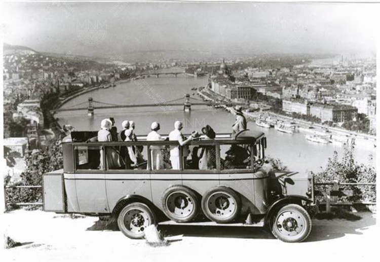 Turistabusz a Gellért-hegyen, Magyar Film Iroda felvétele, 1930-as évek