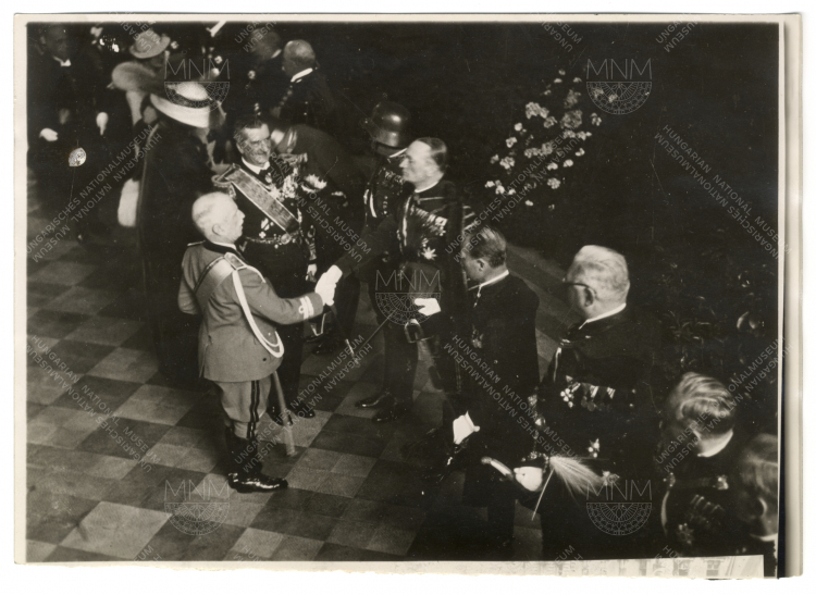 Horthy Miklós kormányzó bemutatja a kormány tagjait III.Viktor Emánuelnek a megérkezéskor a Keleti pályaudvaron. 