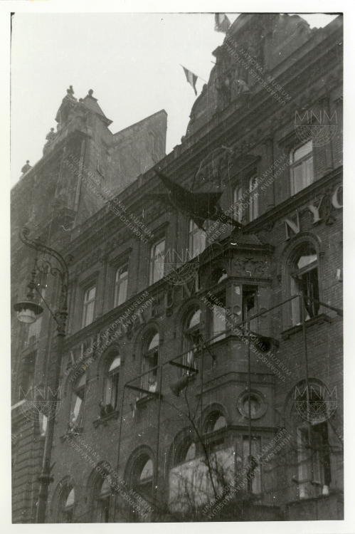 Ledobják a Vörös csillagot az Athenaeum nyomda Osváth utcai épületének tetejéről. Budapest, 1956.10.25. Mészáros László felvétele, MNM tulajdona