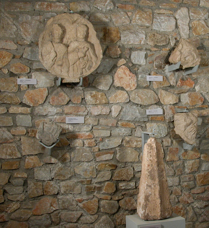 Piramis alakú koronázó faragvány