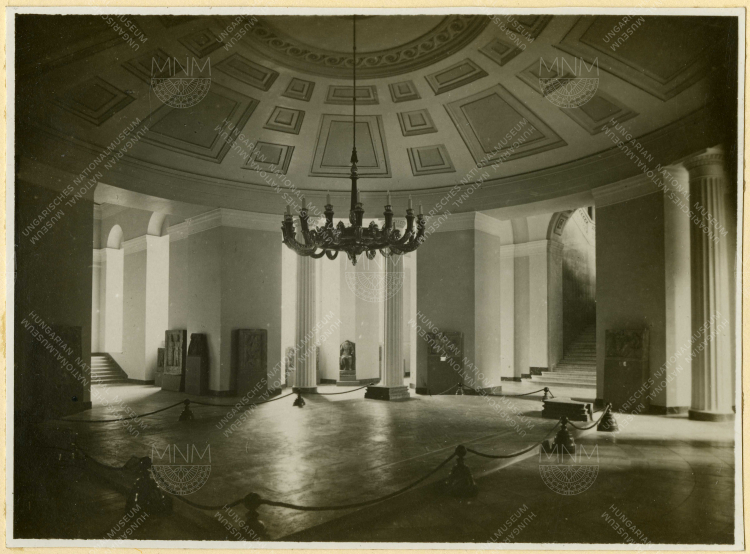 A Magyar Nemzeti Múzeum Rotundája a balácai mozaikkal az 1920-as évek végén