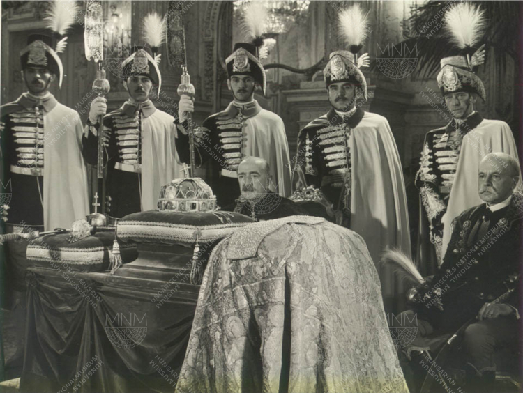 A Szent István év alkalmából közszemlére tett magyar koronázási jelvények, Budapest, 1938. augusztus