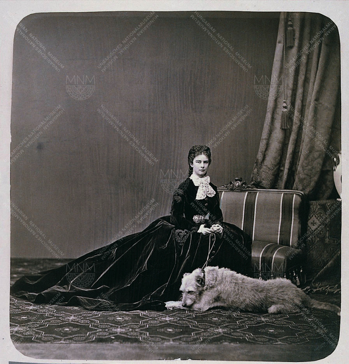 Erzsébet királyné Housegard nevű kutyájával, Bécs, 1865–1866, Emil Rabending felvétele