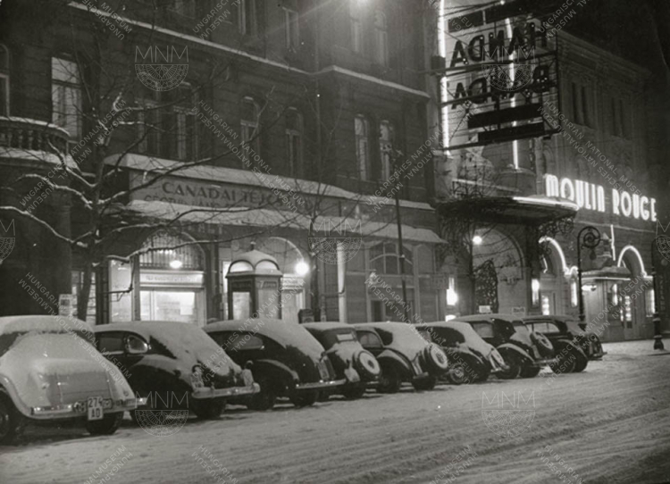 A Moulin Rouge és a Canadai Tejcsárda a havas Nagymező utcában, Budapest, 1940–1943, Szendrő István felvétele