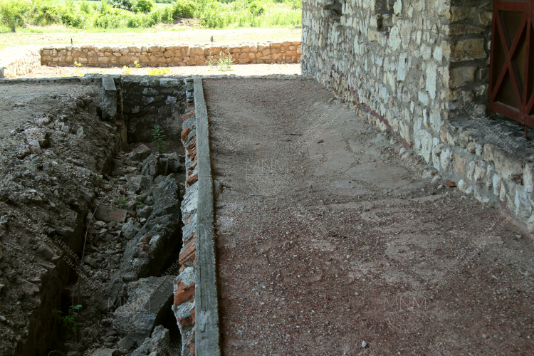 A megmaradt terrazzo-padló maradványa, a fal felöli oldalon