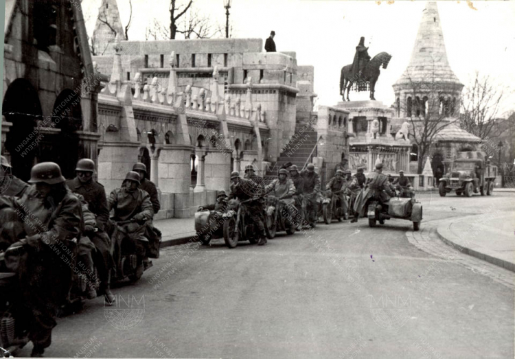 Német motorosok a Halászbástya alatt, a megszállás napján, 1944. március 19-én, Buday Irén felvétele