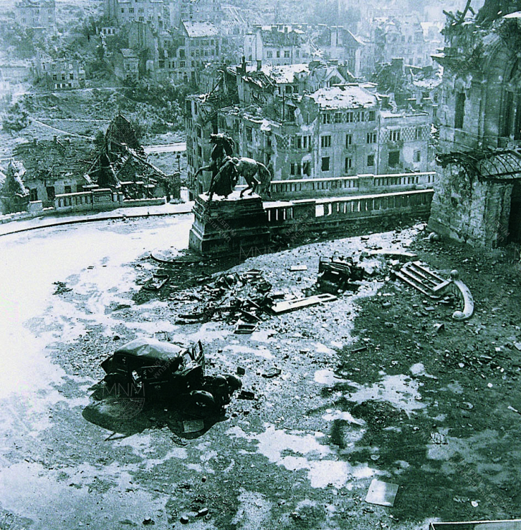 A romos Buda a királyi várból nézve, Budapest, 1945 nyara, Csörgeő Tibor felvétele