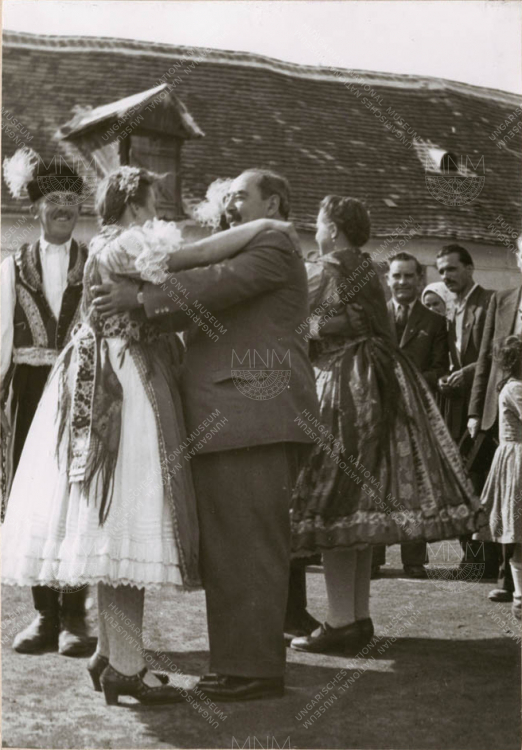 Nagy Imre táncol egy parasztgyűlésen, Kapuvár, 1948, ismeretlen felvétele