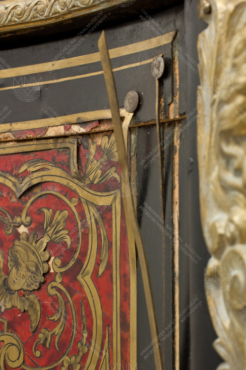Varga Miklós: Boulle-stílusú, alacsony szalonszekrény, 1850, Franciaország - restaurálás előtt (részlet)