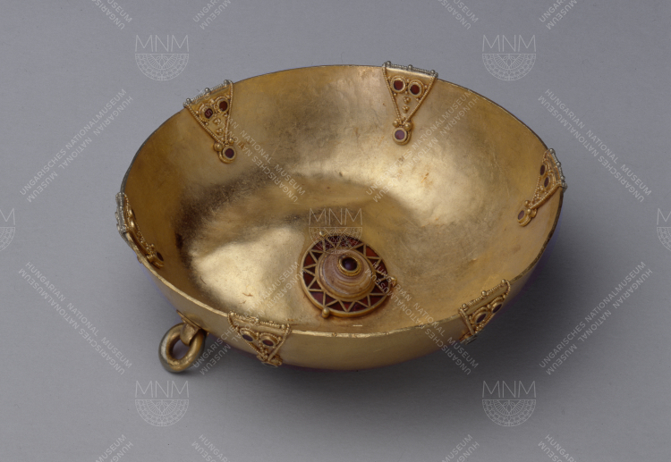 ROUND, SHALLOW, GOLDEN BOWL, WITH STONE INLAY IN THE MIDDLE