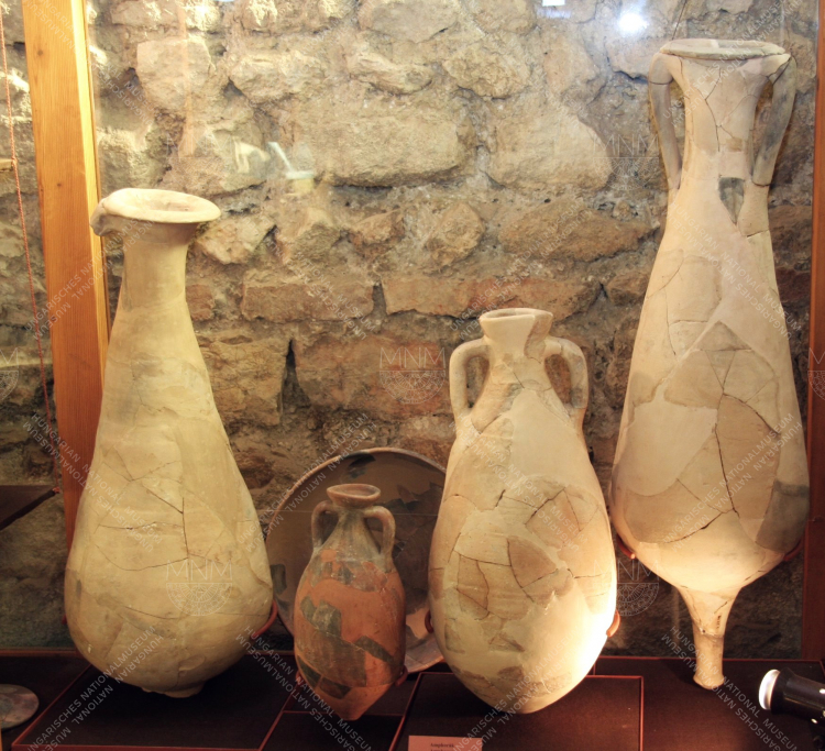 Amphora-k a balácai villagazdaság pincéjében.