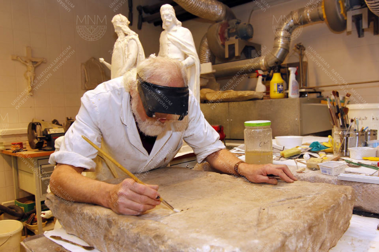 Kőrestaurátorok munka közben