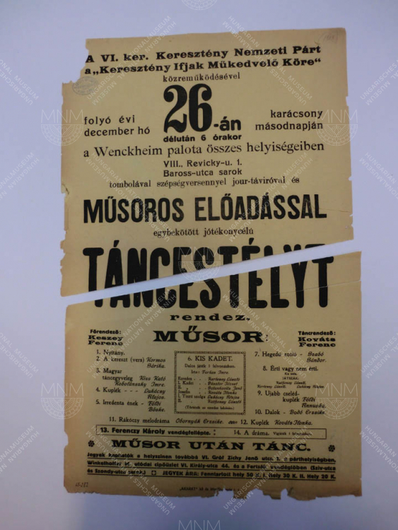 Az ember nincsen fából komédia plakátja