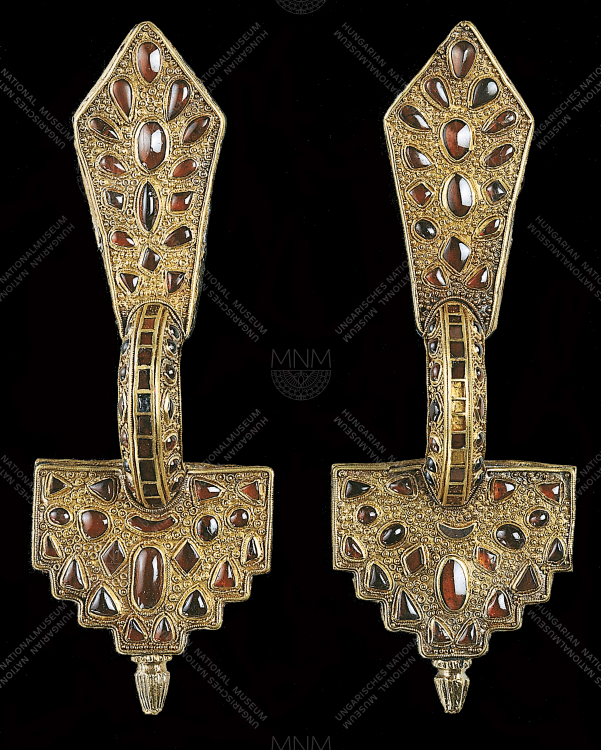 SILVER FIBULA COVERED WITH SHEET GOLD, WITH GARNETS