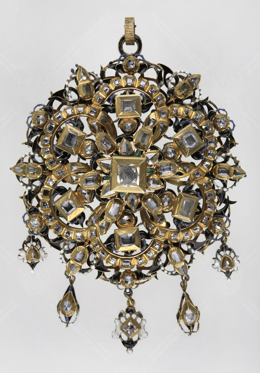 DIAMOND PENDANT