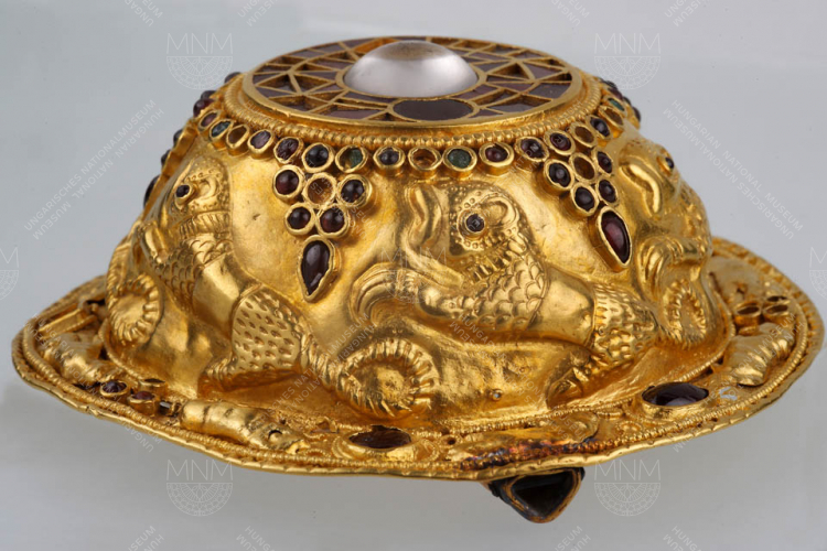 GOLDEN DISK FIBULA DECORATED WITH CLOISONNÉ STONE INLAY AND ANIMAL FIGURES IN RELIEF