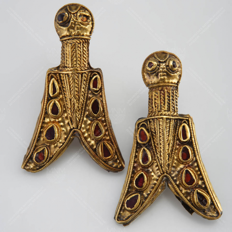 PAIR OF CLOISONNÉ CICADA (CRICKET) FIBULAS DECORATED WITH SCATTERED STONE INLAY