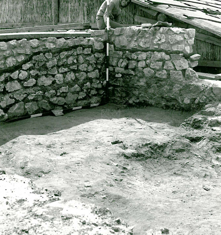 A 7. terem sarka a terrazzo-alapozás elbontása után - feltáráskor készült felvétel