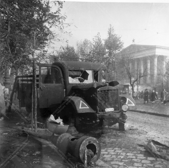 Kilőtt teherautó a Múzeum körúton, háttérben a Nemzeti Múzeum. 1956. október 26. Kassai Tibor felvétele