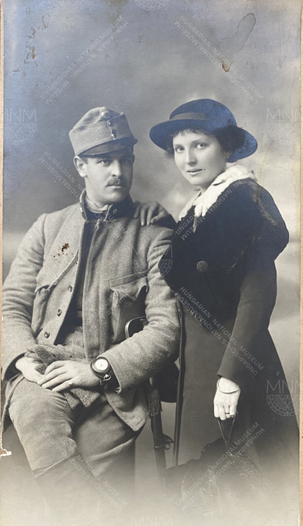 Szerelem a frontvonalban: „1915. január. A katonaruha és a dátum mindent elmond... nincs fehér ruha, csokor sem... háború dúl. Gyöngyössy Teréz (Arad 1890. március 15. - Budapest 1934. november 20.), ükanyám húga a Vígszínház színpadáról robog vőlegényéhez Garzó Zoltánhoz Lengyelországba. Erre a műtermi fotóra még van idő, utána mindenki megy a dolgára”