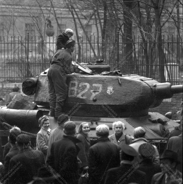 Átállt harckocsi a Pollack Mihály téren, háttérben a Múzeumkert. 1956. október 30. körül. Anders Engman felvétele