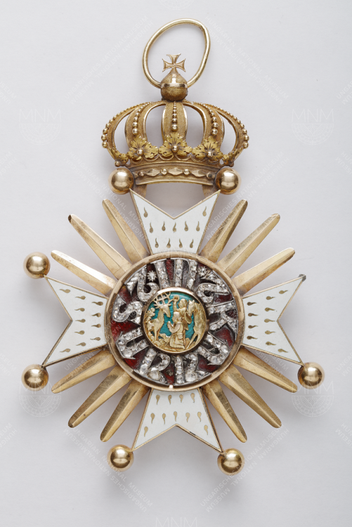 A bajor Szent Hubertus Rend ékkövekkel díszített keresztje 19. század Arany, gyémánt, zománc. Magyar Nemzeti Múzeum