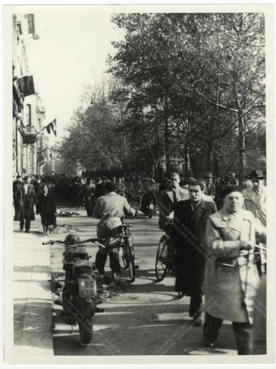 Járókelők a Bródy Sándor utcában. 1956. november 1. Kunfalvy Rezső felvétele