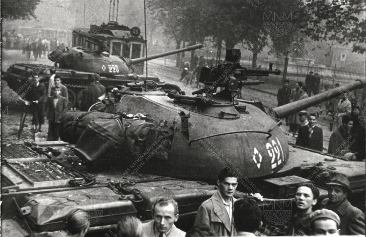 Szovjet harckocsik, járókelők és villamos az Nemzeti Múzeum előtt, a Múzeum körúton. 1956. október 25. Ismeretlen felvétele