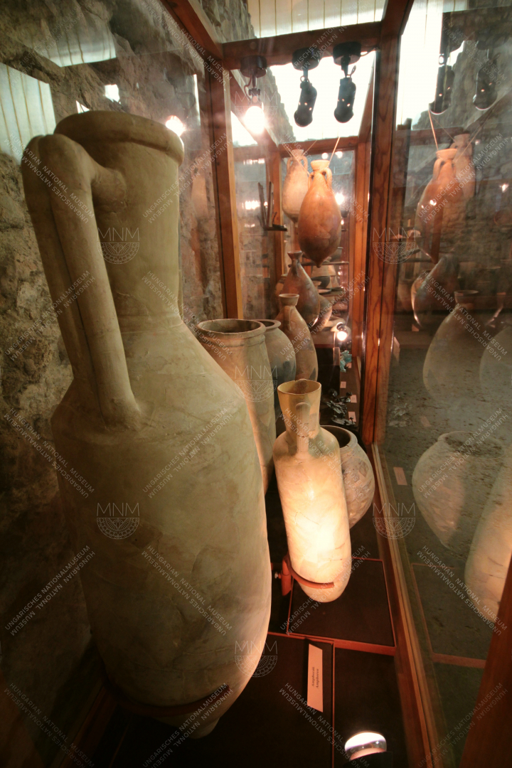 Amphora-k különböző méretben kerültek elő az ásatások során.