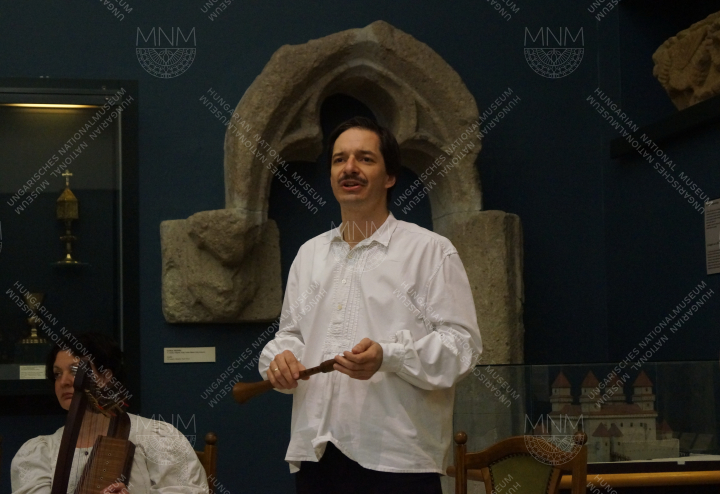 Csörsz Rumen István, a Musica Historica együttes művészeti vezetője bevezetőt tart a koncerthez