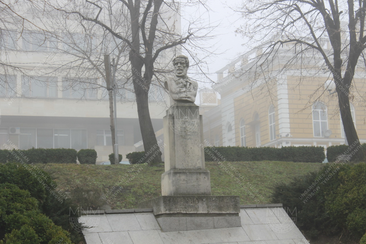 Kossuth szobra Sumen főutcáján 