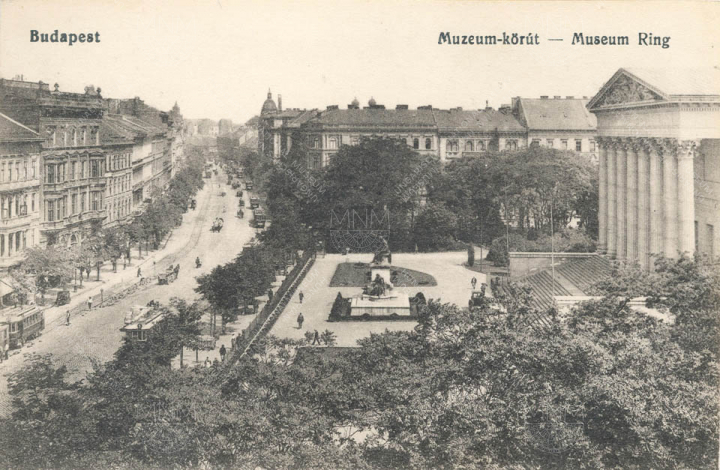 A Múzeumkert az Arany János szoborral madártávlatból, 1900 körül