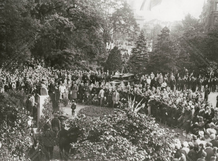 A Múzeumkert délnyugati oldala a Garibaldi-szobor avatásakor, 1932. június