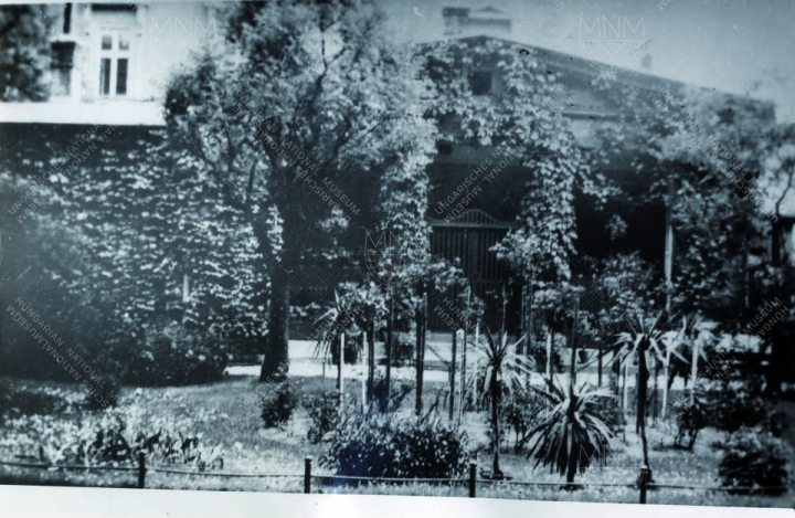 Az ún. kertészház és az előtte lévő kertrész 1945 előtt
