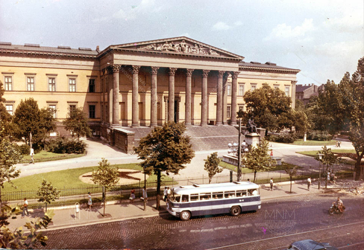A Nemzeti Múzeum az 1960-as években, az Arany János-szobor két  oldalán ötágú vörös csillagot formázó növényekkel