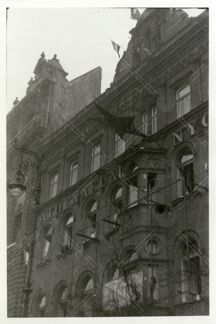 Ledobják a Vörös csillagot az Athenaeum nyomda Osváth utcai épületének tetejéről. Budapest, 1956.10.25. Mészáros László felvétele, MNM tulajdona