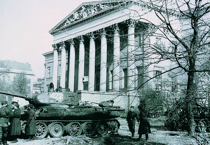 Szovjet tankok a Magyar Nemzeti Múzeum kertjében, Budapest, 1956. november 4. után, Wahr János felvétele