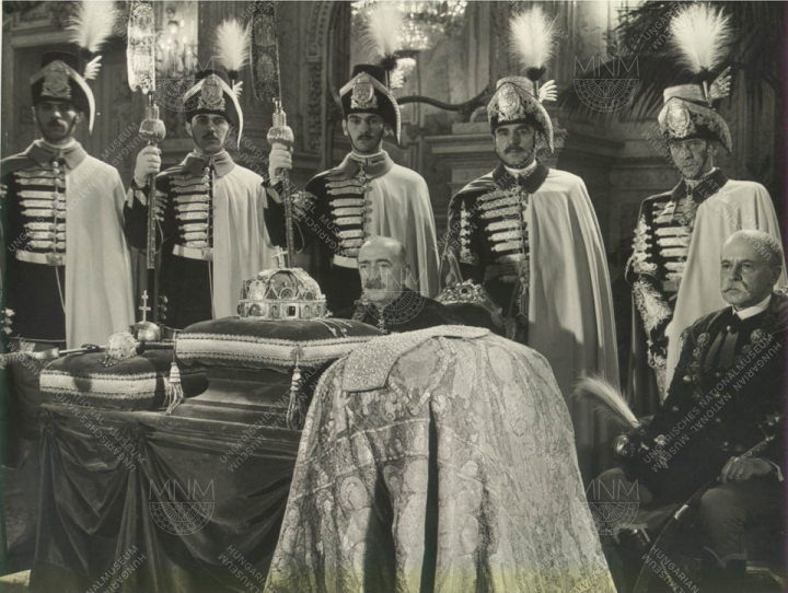 A Szent István év alkalmából közszemlére tett magyar koronázási jelvények, Budapest, 1938. augusztus