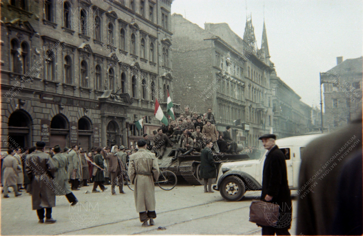 Felkelők egy harckocsin. Budapest, 1956, 10.24. , Mészáros Lajos felvétele, MNM tulajdona